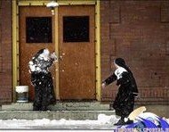 apácák hócsatáznak